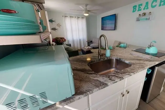 Ev (Modern Grove Duplex Unit B)