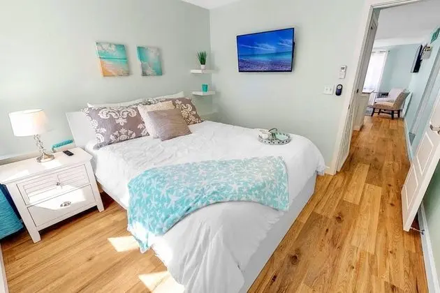 Ev (Modern Grove Duplex Unit B)
