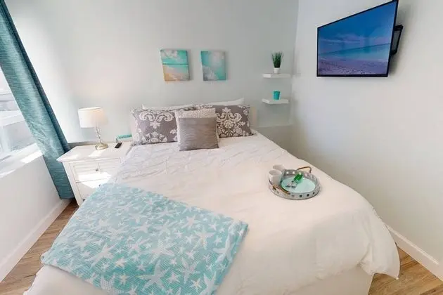 Ev (Modern Grove Duplex Unit B)