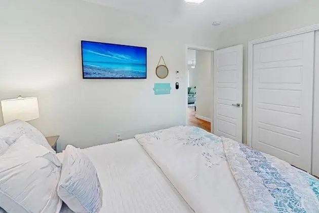Ev (Modern Grove Duplex Unit B)
