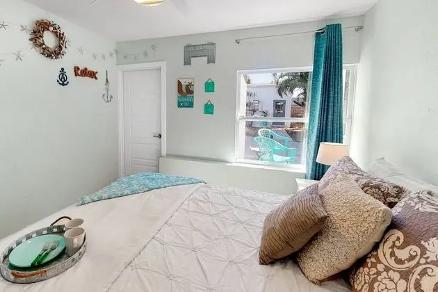 Ev (Modern Grove Duplex Unit B)