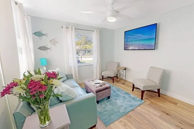 Ev (Modern Grove Duplex Unit B)