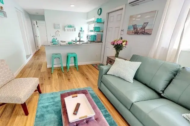 Ev (Modern Grove Duplex Unit B)
