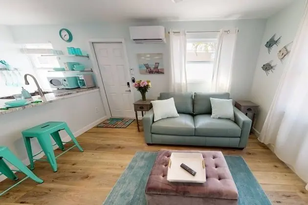 Ev (Modern Grove Duplex Unit B)