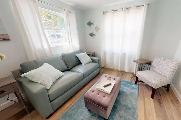 Ev (Modern Grove Duplex Unit B)