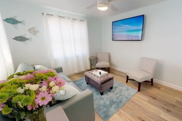 Ev (Modern Grove Duplex Unit B)