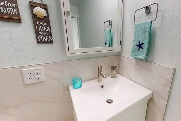 Ev (Modern Grove Duplex Unit B)