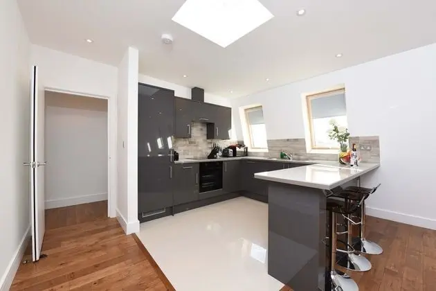 Modern 2 Bedroom Apartment