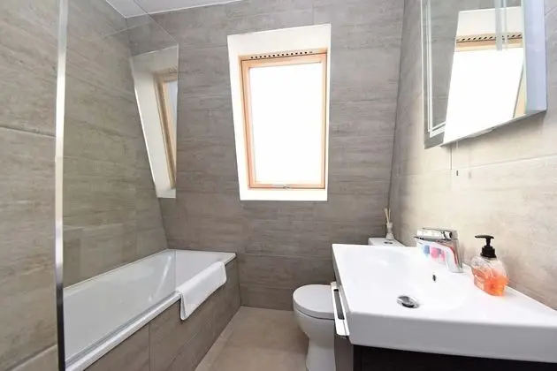 Modern 2 Bedroom Apartment