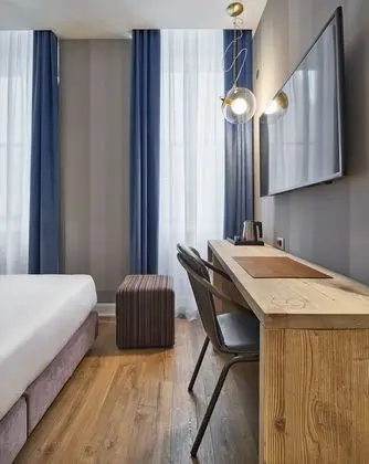 Tek Büyük veya İki Ayrı Yataklı Oda (Modernist M)