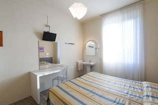 Tek Büyük veya İki Ayrı Yataklı Oda, Ortak Banyo