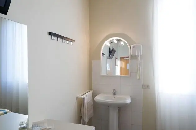 Tek Büyük veya İki Ayrı Yataklı Oda, Ortak Banyo