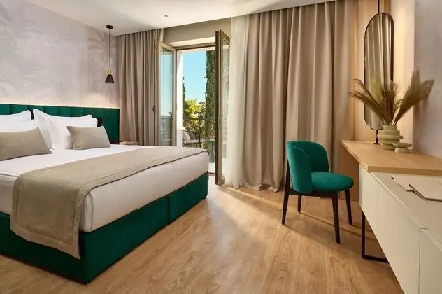 Superior Tek Büyük Yataklı Oda, Balkon, Bahçe Manzaralı (Smart Lobby Room)