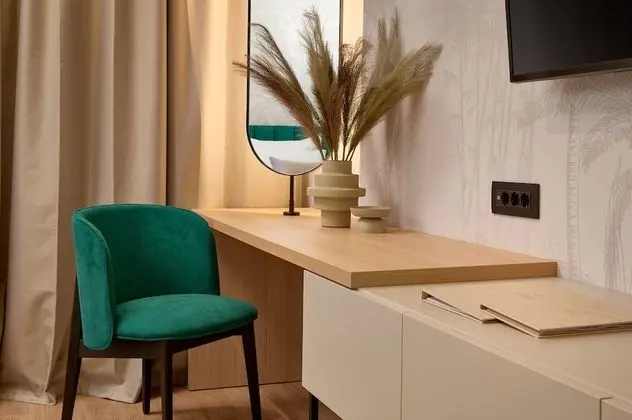 Superior Tek Büyük Yataklı Oda, Balkon, Bahçe Manzaralı (Smart Lobby Room)