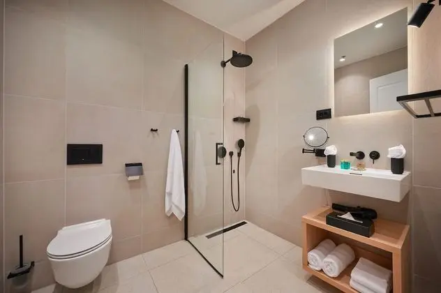 Superior Tek Büyük Yataklı Oda, Balkon, Bahçe Manzaralı (Smart Lobby Room)