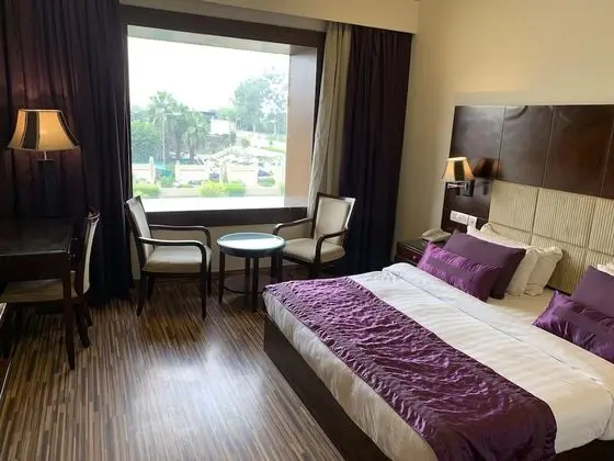 Deluxe Tek Büyük Yataklı Oda, Bahçe Manzaralı