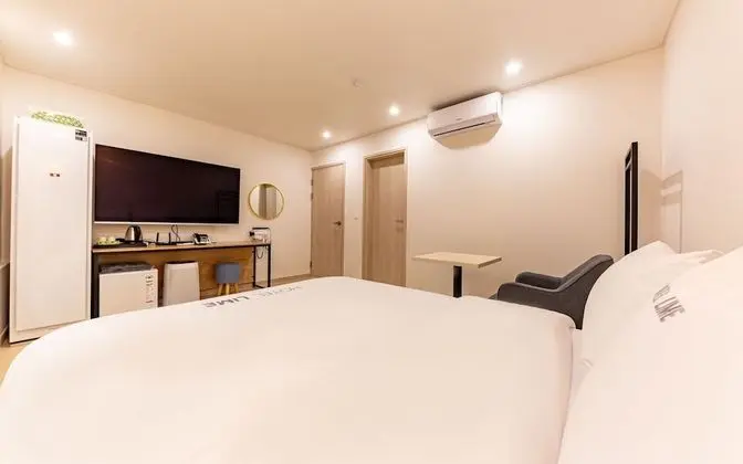 Oda (Deluxe King (4K 65" smart TV styler a)