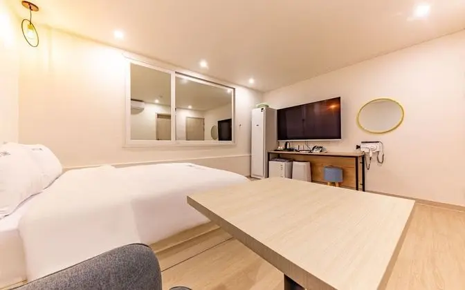 Oda (Deluxe King (4K 65" smart TV styler a)