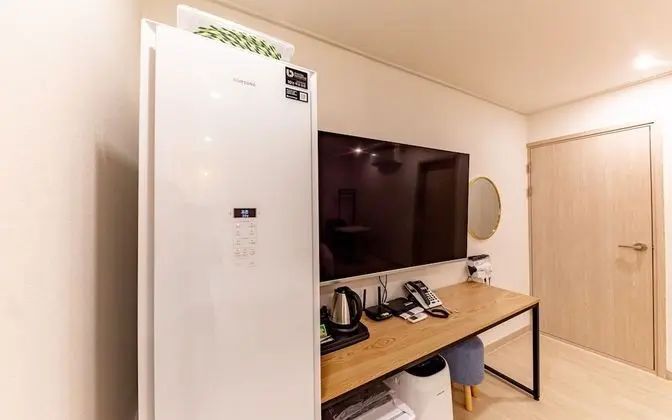 Oda (Deluxe King (4K 65" smart TV styler a)