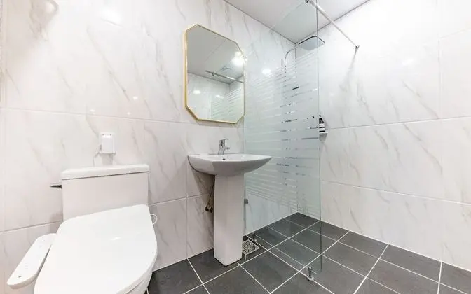 Oda (Deluxe King (4K 65" smart TV styler a)