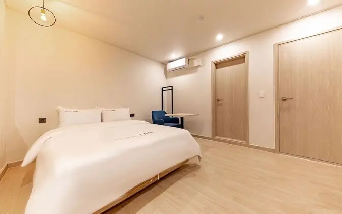 Oda (Standard King (4K 65" smart TV styler)