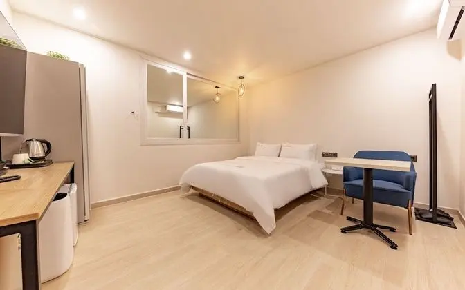 Oda (Standard King (4K 65" smart TV styler)