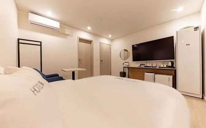 Oda (Standard King (4K 65" smart TV styler)