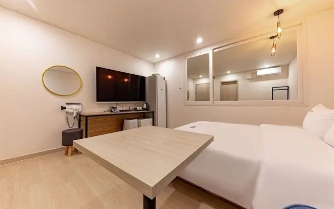 Oda (Standard King (4K 65" smart TV styler)