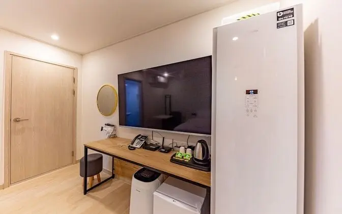 Oda (Standard King (4K 65" smart TV styler)