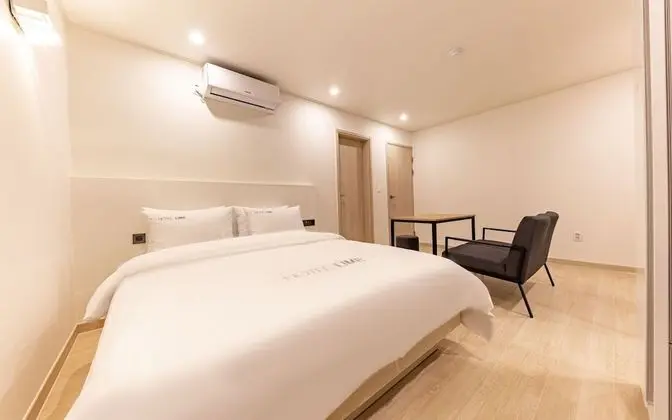 Oda (Superior King (4K 65" smart TV styler)