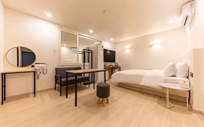 Oda (Superior King (4K 65" smart TV styler)