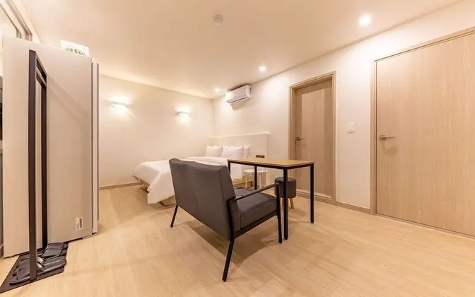 Oda (Superior King (4K 65" smart TV styler)