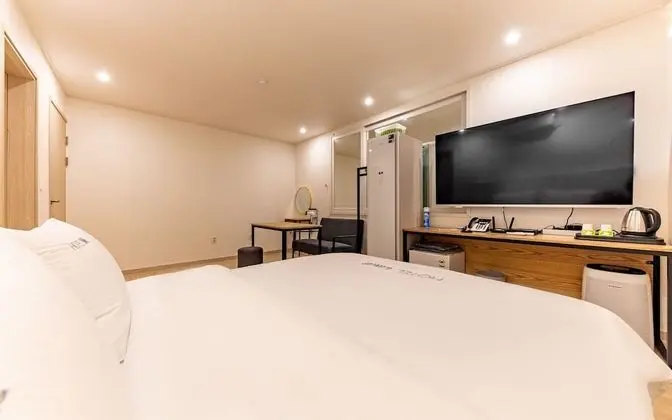 Oda (Superior King (4K 65" smart TV styler)