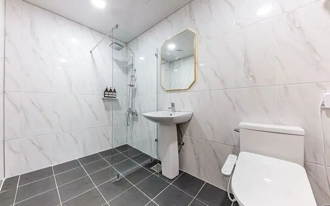 Oda (Superior King (4K 65" smart TV styler)