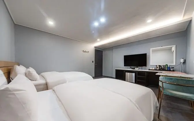 Oda (Twin (Double + Single Bed))