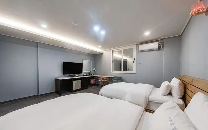 Oda (Twin (Double + Single Bed))