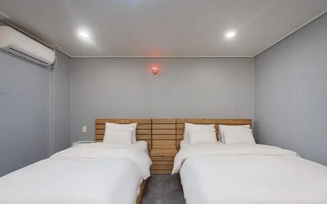 Oda (Twin (Double + Single Bed))