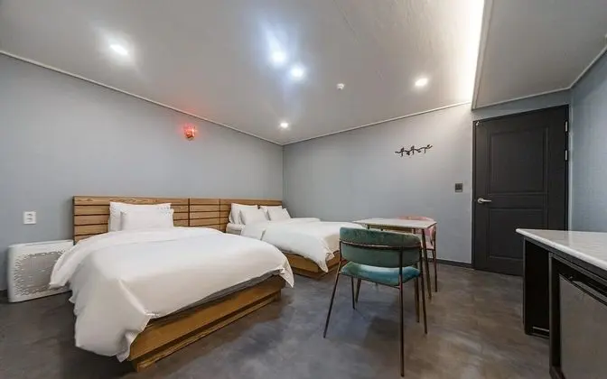 Oda (Twin (Double + Single Bed))