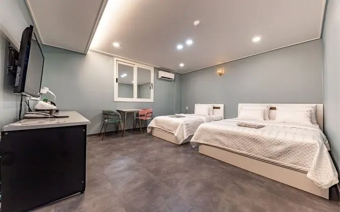 Oda (Twin (Double + Single Bed))