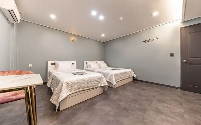 Oda (Twin (Double + Single Bed))