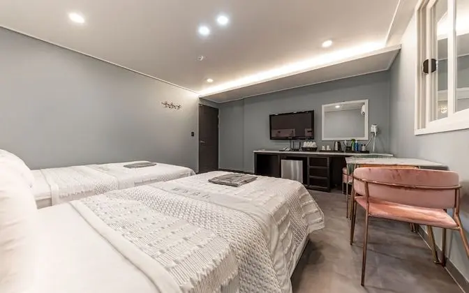 Oda (Twin (Double + Single Bed))