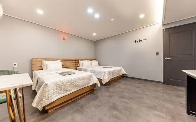 Oda (Twin (Double + Single Bed))