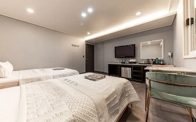 Oda (Twin (Double + Single Bed))