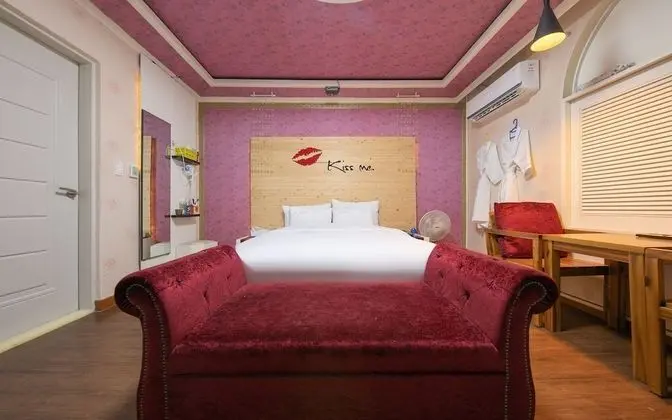 Oda (Movie ROOM (available on Netflix & Yo)