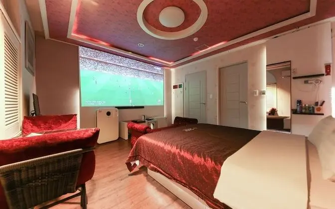 Oda (Movie ROOM (available on Netflix & Yo)