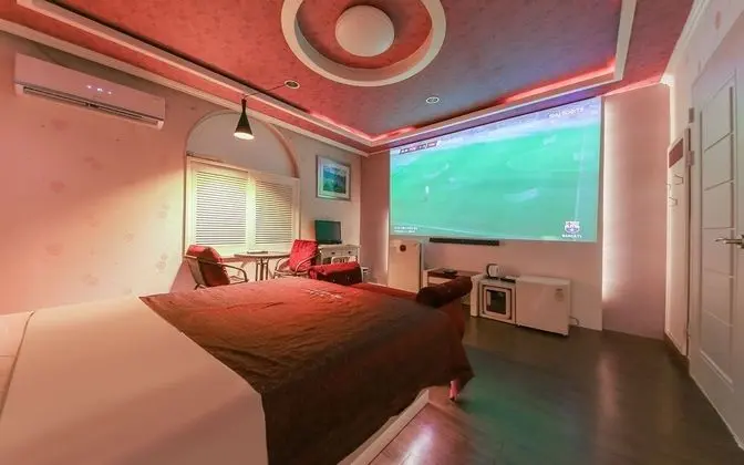 Oda (Movie ROOM (available on Netflix & Yo)