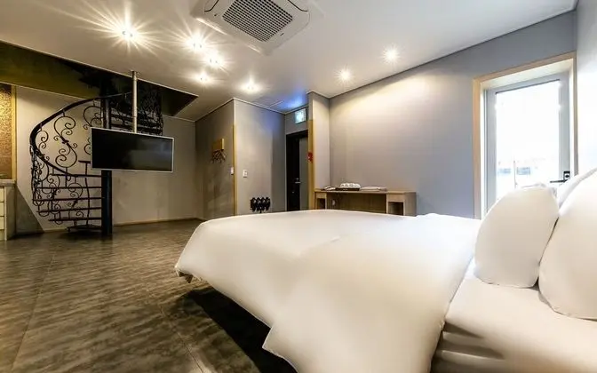 Oda (VIP1-701 (duplex karaoke terrace))