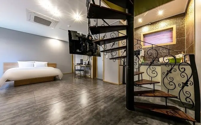 Oda (VIP1-701 (duplex karaoke terrace))