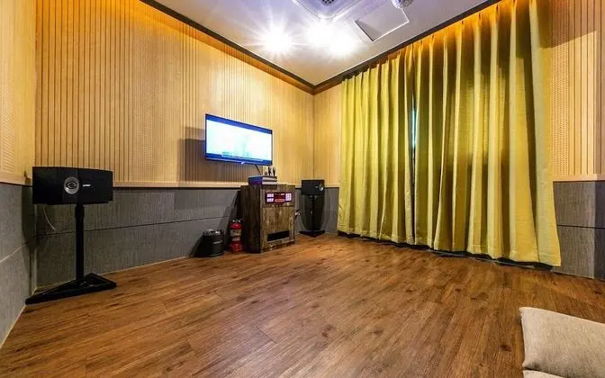 Oda (VIP1-701 (duplex karaoke terrace))