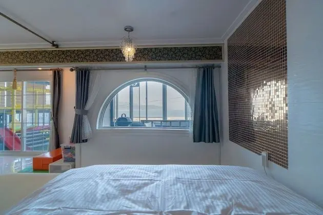 Kids Pool Dolphin Suite